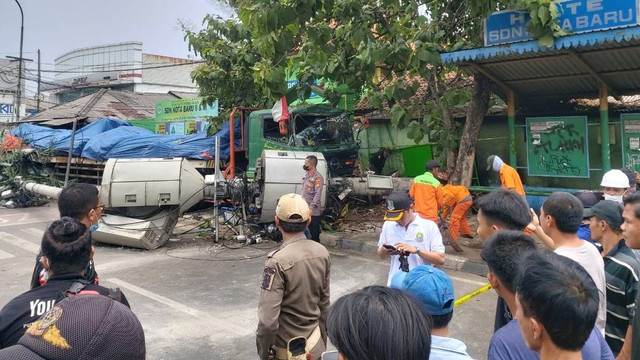 Kondisi truk kontainer bermuatan besi tabrak tiang di Kranji, Bekasi, Rabu (31/8/2022). Foto: Dok. Istimewa