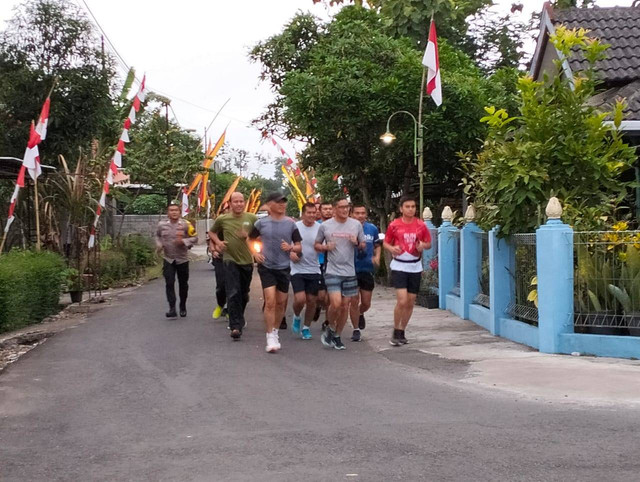 Menteri Pariwisata dan Ekonomi Kreatif (Menparekraf) Sandiaga Uno bersama Bupati Gunungkidul, Sunaryanta saat jogging bersama, Rabu (31/8/2022). Foto: Erfanto/Tugu Jogja