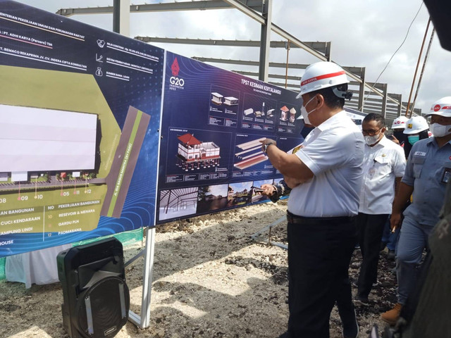 Menteri Menteri Koordinator Bidang Kemaritiman dan Investasi Indonesia, Luhut Binsar Panjaitan saat meninjau TPST di Denpasar, Bali - LSU