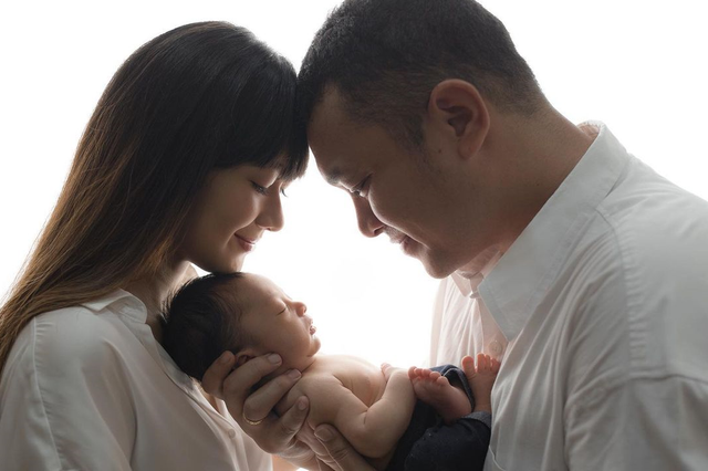 Keluarga Gilang Dirga. Foto: Instagram/adieztyfersa