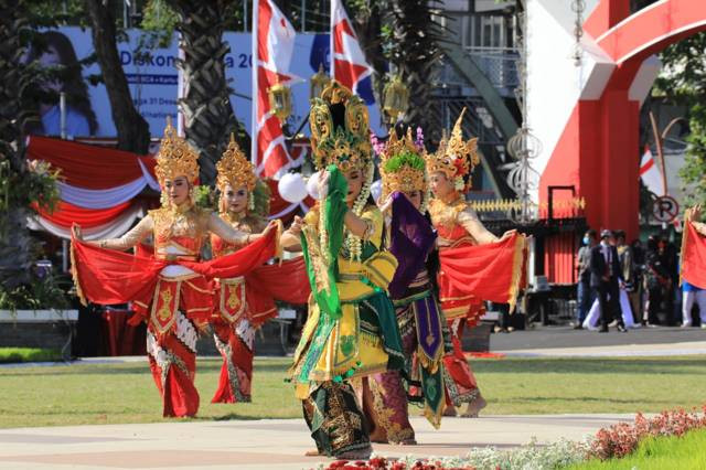 Penampilan seni dan budaya dengan apik ditampilkan saat Upacara HUT Ke-77 RI di Halaman Gedung Negara Grahadi Surabaya (foto : Ro Adpim Jatim)