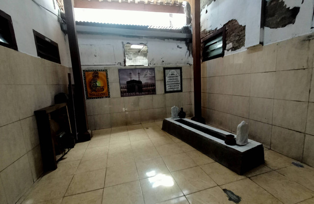 Makam Mbah Kapiludin di kawasan eks lokalisasi Dolly tepatnya Kupang Gunung Timur VII. Foto-foto: 