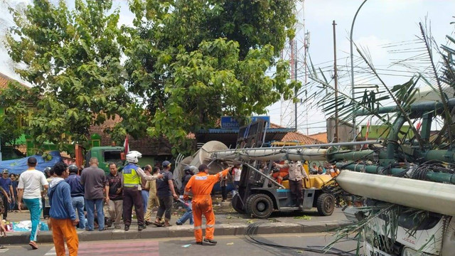 Kecelakaan truk trailer di depan SDN Kota Baru II dan III, Kranji, Bekasi, Rabu (31/8/2022). Tiang BTS roboh menimpa beberapa kendaraan. Foto: Twitter/@TMCPoldaMetro