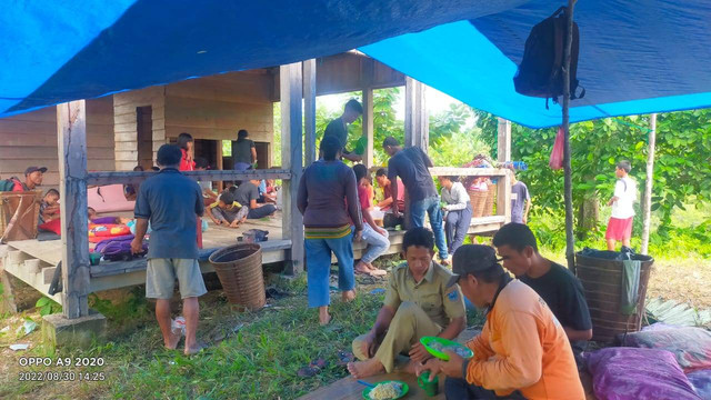 Situasi pengungsian Selasa siang, (30/8) di Desa Simatalu, salah satu desa terdampak gempa di Kecamatan Siberut Barat, Kepulauan Mentawai. (Foto dokumentasi BPBD)