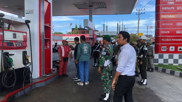 Petugas gabungan melakukan sidak ke SPBU di Aceh Barat, Rabu (31/8/2022). Foto: Siti Aisyah/acehkini