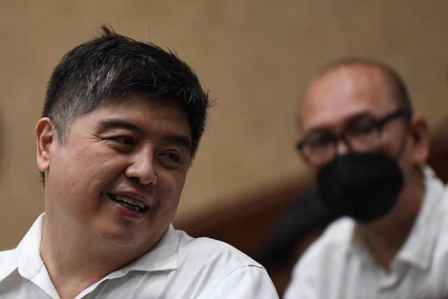 Anggota Tim Asistensi Menteri Koordinator Bidang Perekonomian Weibinanto Halimdjati alias Lin Che Wei (kiri) bersiap menjalani sidang dakwaan di pengadilan Tipikor, Jakarta, Rabu (31/8/2022). Foto: Sigid Kurniawan/ANTARA FOTO