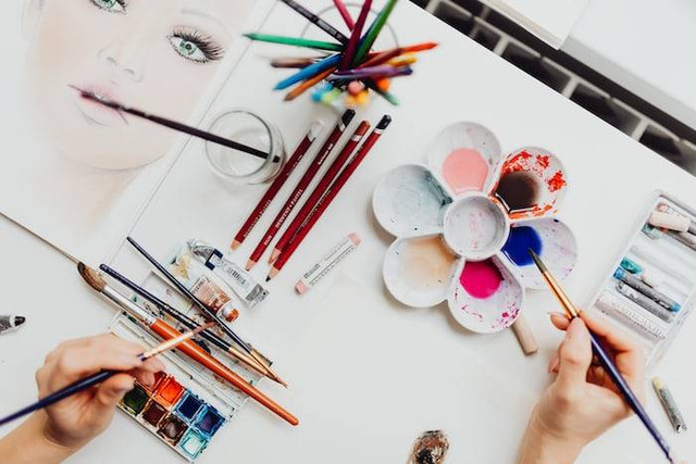 Ilustrasi Alat Gambar yang Cocok Digunakan untuk Membuat Gambar dengan Teknik Siluet. Foto. dok: Peter Olexa (Unsplash.com)