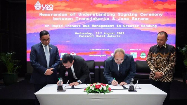 Gubernur DKI Jakarta Anies Baswedan menyaksikan penandatangan MoU antara PT Transportasi Jakarta (Transjakarta) dan PT Jasa Sarana, di Fairmont Hotel, Jakarta Pusat, Rabu (31/8/2022). Foto: Humas TransJakarta