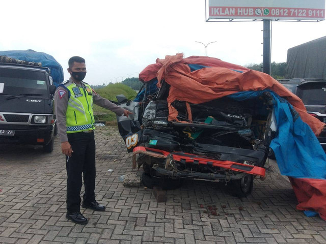 Mobil L300 yang terlibat kecelakaan lalu lintas di Tol Lampung. | Foto: Satlantas Polres Lampung Selatan