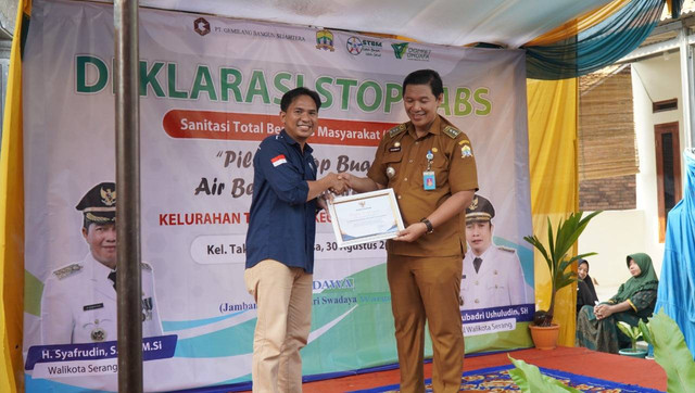 Menjalin kolaborasi bersama multi-stakeholder di wilayah Taktakan, Kota Serang, Layanan Kesehatan Cuma-Cuma (LKC) Dompet Dhuafa Banten menggelar deklarasi stop buang air besar sembarangan. Deklarasi ini berlangsung di lingkungan Cori, Kelurahan Taktakan, Kecamatan Taktakan, Kota Serang, pada hari Selasa, tanggal 30 Agustus 2022.
