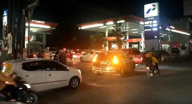 Antrean SPBU Pertamina 24.351.36 di Jalan Teuku Umar, Labuhan Ratu, Kedaton. | Foto: Bella Sardio/ Lampung Geh
