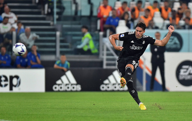 Pemain Juventus Dusan Vlahovic mencetak gol pertama mereka saat melawan Spezia Calcio di pertandingan Serie A di Allianz Stadium, Turin, Italia. Foto: Massimo Pinca/Reuters