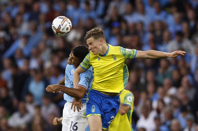 Ryan Yates dari Nottingham Forest duel dengan Rodri dari Manchester City saat pertandingan Liga Premier Stadion Etihad, Manchester, Inggris. Foto: Jason Cairnduff/Reuters