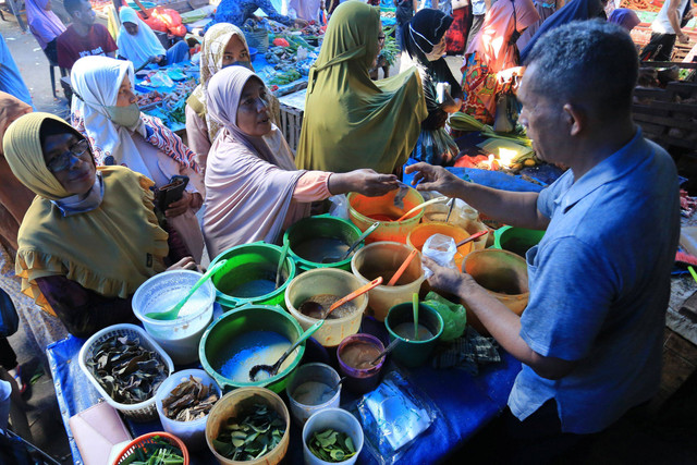 Pedagang bumbu dapur melayani pembeli di Pasar Ulee Kareng, Banda Aceh, Aceh, Minggu (1/5/2022). Foto: Syifa Yulinnas/ANTARA FOTO.