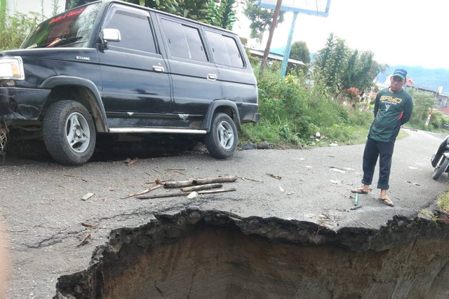 Jalan desa yang longsor di Bener Meriah, Aceh. Foto: dok. BPBA