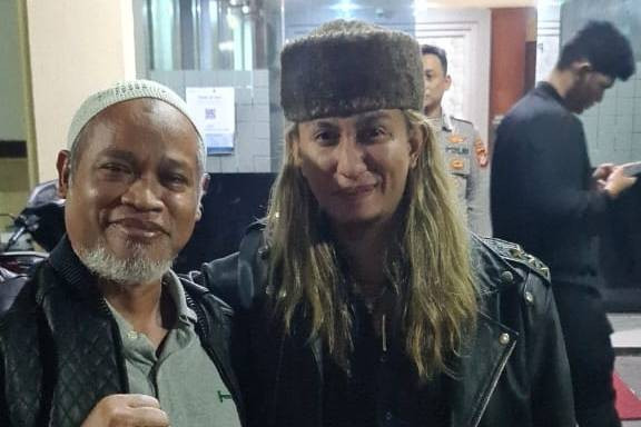 Habib Bahar bin Smith dan pengacaranya, Ichwan Tuankotta, ketika bebas dari Rutan Mapolda Jabar pada Kamis (1/9/2022). Foto: Dok. Istimewa