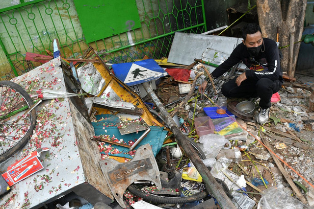 Petugas Ditlantas Polda Metro Jaya melakukan olah TKP kecelakaan truk kontainer di depan SDN Kota Baru 02 dan 03 Kranji, Bekasi, Jawa Barat Kamis (1/9/2022). Foto: Fakhri Hermansyah/ANTARA FOTO