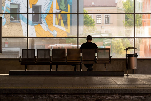 Ilustrasi penumpang yang tengah menunggu di stasiun. Foto: Daniel Sztork/Shutterstock
