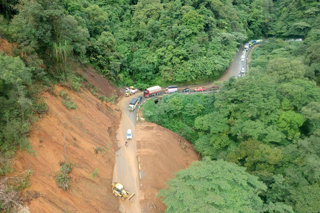 Foto udara kendaraan mengantre saat pembersihan material longsor di ruas jalan kawasan Sitinjau Lauik, Padang, Sumatera Barat, Kamis (1/9/2022). Foto: Iggoy el Fitra/ANTARA FOTO