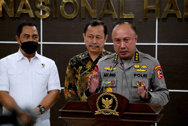 Komjen Agung Budi Maryoto memberikan keterangan usai menerima hasil pemantauan dan penyelidikan peristiwa penembakan Brigadir Yosua di Komnas HAM, Jakarta, Kamis (1/9/2022). Foto: Jamal Ramadhan/kumparan