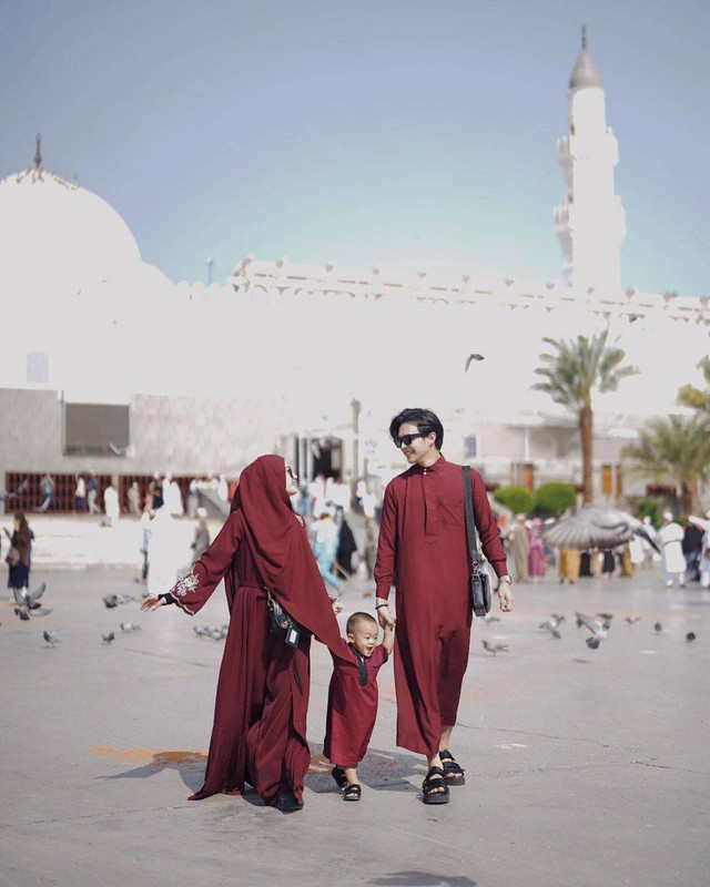 Dinda Hauw dan Rey Mbayang Umrah bersama Anak. Foto: Instagram/@rey_mbayang