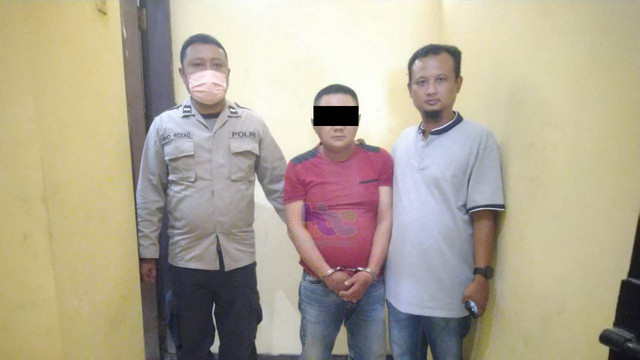 Seorang pria berinisial PA (42) pelaku pencurian di salah satu toko di Desa Sidodadi, Kecamatan Sukosewu, Kabupaten Bojonegoro, saat diamankan polisi. Kamis (01/09/2022). (foto: dok istimewa)