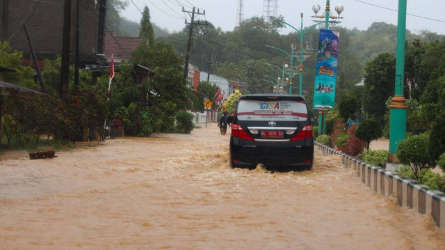 Banjir luapan sungai dan tanah longsor melanda Kabupaten Aceh Selatan, Kamis (1/9). Badan Penanggulangan Bencana Daerah (BPBD) mencatat dua rumah rusak dan jalan nasional terendam. Foto: Suparta/acehkini