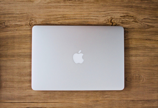 Ilustrasi Cara Mengetahui MacOS di MacBook yang Digunakan Sebelum Update. (Foto: Crystal Collis | Unsplash.com)