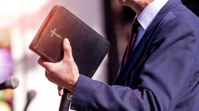 Ilustrasi Pendeta Memberi Khotbah Kenaikan Tuhan Yesus ke Surga. Foto: MVolodymyr/Shutterstock