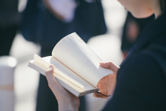 Ilustrasi membaca buku fisika. Foto: Unsplash