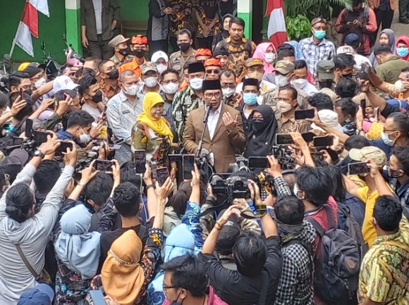  Gubernur Jawa Barat Ridwan Kamil mengunjungi SDN Kota Baru II dan III, lokasi kecelakaan kontainer maut. (Istimewa)