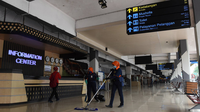 Pekerja membersihkan area Bandara Halim Perdanakusuma di Jakarta, Kamis (1/9/2022). Foto: Indrianto Eko Suwarso/ANTARA FOTO