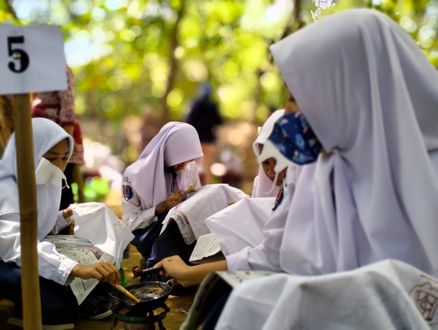 Siswa sedang membatik. Foto: erfanto/Tugu Jogja 