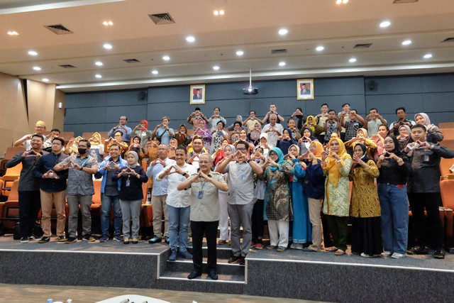 Bulog serahkan bantuan kepada 45 keluarga perintis kemerdekaan.  Foto: Bulog