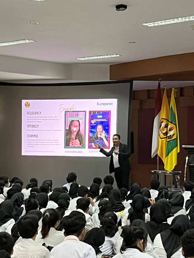 Ronggo Bagus Hariyanto sebagai Communications Group Head yang membawakan tema Sync with Nowadays Culture: Creating Engaging Content,