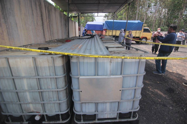 Barang bukti timbunan BBM di Mapolres Temanggung, Kamis (1/9/2022). Foto: ari/Tugu Jogja