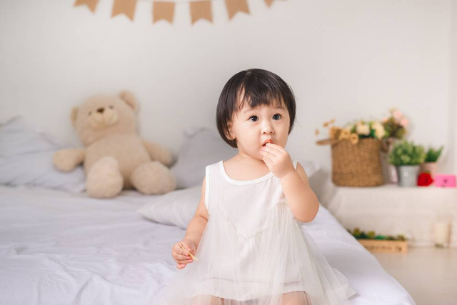 Ilustrasi anak memakan camilan. Foto: Shutterstock