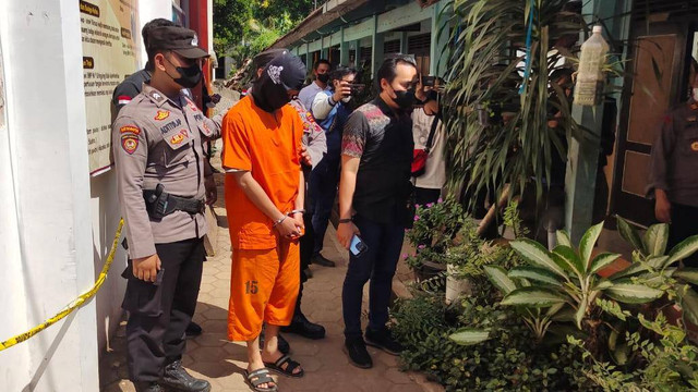 Tersangka pencabulan berinisal AM, saat mengikuti rekonstruksi awal. di Kabupaten Batang, Jawa Tengah. Foto: Dok. Istimewa