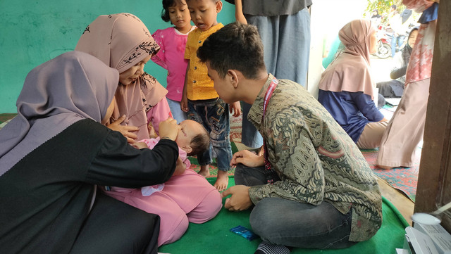Pemberian imunisasi pada anak di posyandu (Source Photo: Salima Ananda P.)