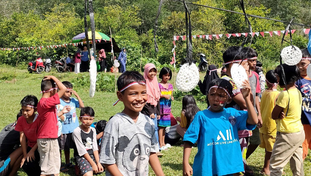 Perlombaan makan kerupuk (Source Photo: Salima Ananda P.)
