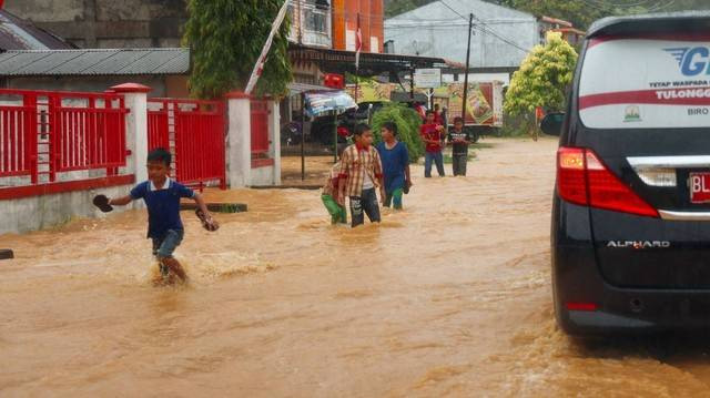 Banjir merendam Jalan Nasional Tapaktuan-Medan di kawasan Samadua, Kabupaten Aceh Selatan, Aceh, Kamis (1/9/2022) siang. Foto: Suparta/acehkini
