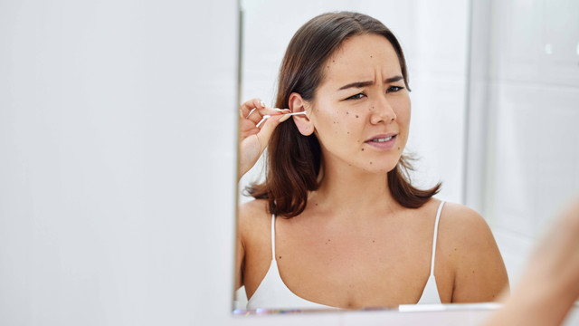 Ilustrasi cara mengatasi telinga tersumbat. Foto: PeopleImages.com - Yuri A/Shutterstock
