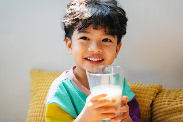 Ilustrasi balita yang meminum susu. Foto: Shutterstock