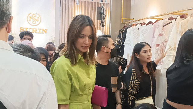 Nia Ramadhani dalam peluncuran koleksi Provogue di SURIN, Ruko Gold  Coast, Pantai Indah Kapuk, Jakarta Utara, Kamis (1/9). Foto: Giovanni/kumparan