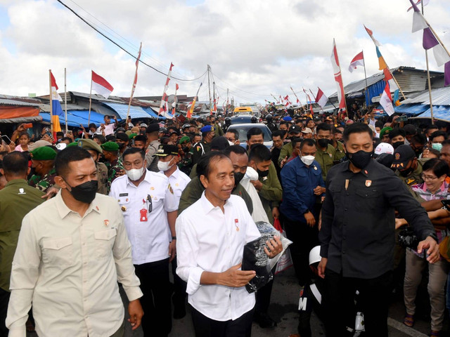 Presiden Joko Widodo mengunjungi Pasar Olilit, Kepulauan Tanimbar sekaligus menyerahkan bantuan sosial kepada para pedagang dan masyarakat penerima manfaat saat kunjungan kerja di Provinsi Maluku, Jumat (2/9/2022). Foto: Dok. Laily Rachev - Biro Pers Sekretariat Presiden