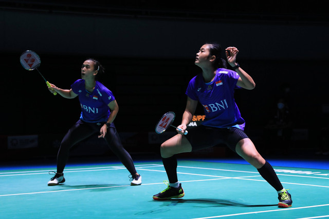 Ganda putri Indonesia, Febriana Kusuma/Amalia Pratiwi, melawan Maiken Fruergaard/Sara Thygesen di babak 16 besar Japan Open 2022 di Maruzen Intec Arena, Osaka, Jepang, Kamis (1/9). Foto: Dok. PBSI