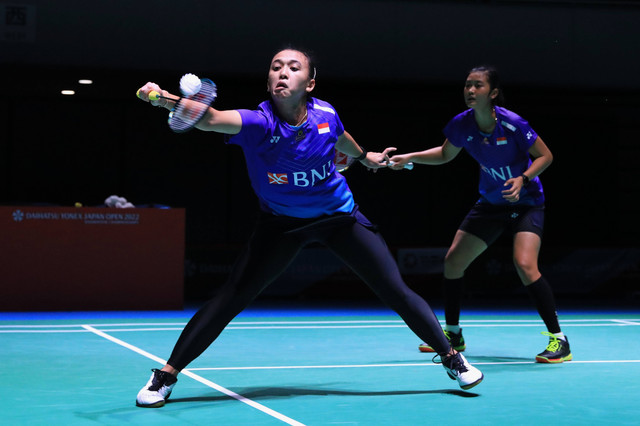 Ganda putri Indonesia, Febriana Kusuma/Amalia Pratiwi, melawan Maiken Fruergaard/Sara Thygesen di babak 16 besar Japan Open 2022 di Maruzen Intec Arena, Osaka, Jepang, Kamis (1/9). Foto: Dok. PBSI
