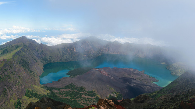 mendaki gunung rinjani berapa lama. sumber foto :unsplash/fahrul razi.