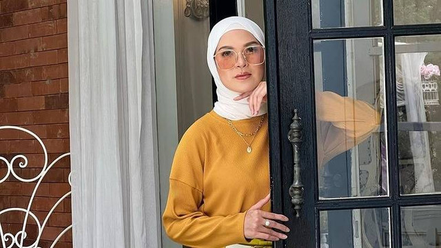 Ilustrasi gaya hijab kasual ala Delia Septianti. Foto: Instagram.com/deliaseptianti