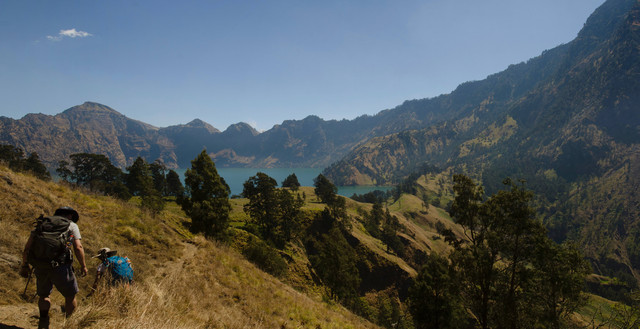 Jalur pendakian gunung rinjani, Foto oleh Ari Saaski di Unsplash